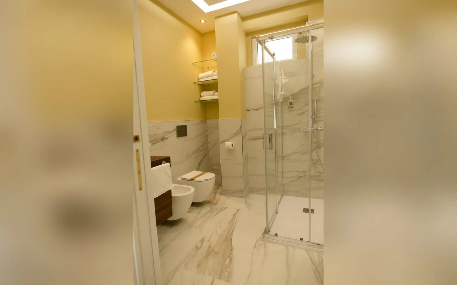 Bagno con doccia, vista d'insieme