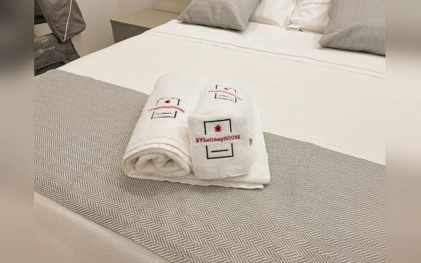 Letto matrimoniale con asciugamani piegati