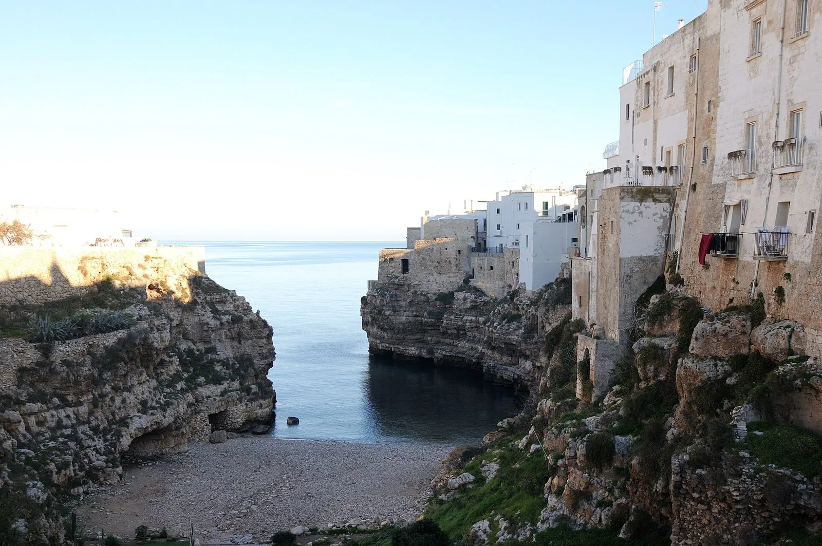 La spiaggia di ciottoli della Lama Monachile a Polignano a Mare, chiusa tra pareti di roccia e case affacciate sul mare
