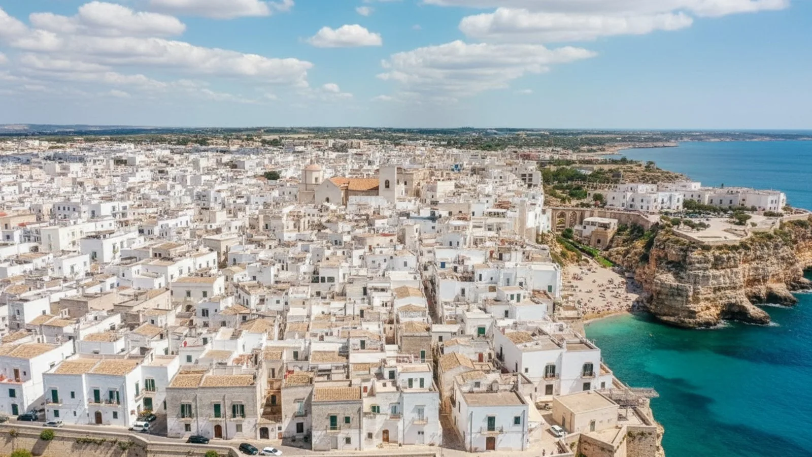 Il Centro Storico di Polignano a Mare visto dall'alto, con le case bianche sulla scogliera