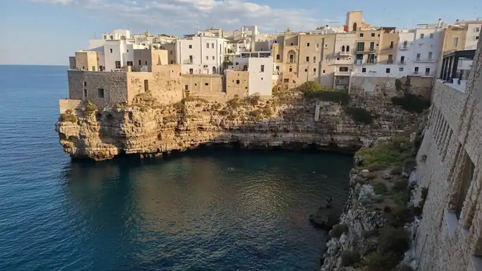 Lama Monachile, la caletta tra le falesie di Polignano a Mare